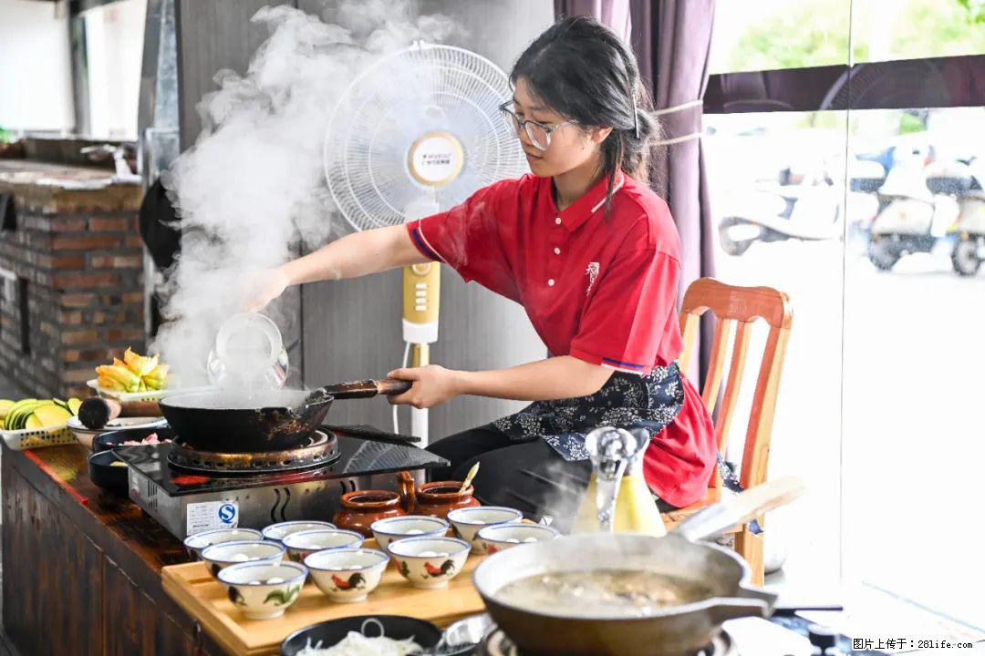 全网追的“扁担女孩”，找了一份暑假工，时薪12元 - 临夏生活资讯 - 临夏28生活网 linxia.28life.net
